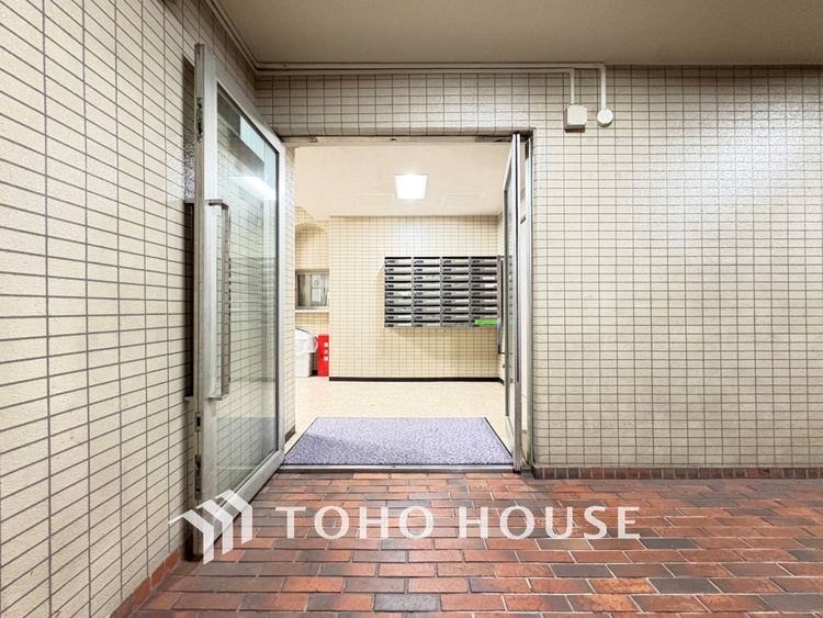 エントランス 【ENTRANCE】◆家族◆家で家族と過ごす時間は限られている。帰りを待つ家族の元へと急ぐときの弾む思い。そんな思いを引き立てる邸宅。