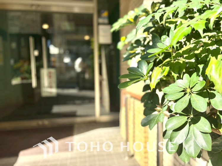 エントランス 【ENTRANCE】◆家族◆家で家族と過ごす時間は限られている。帰りを待つ家族の元へと急ぐときの弾む思い。そんな思いを引き立てる邸宅。