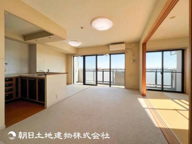 居間 【リビング】開放的で明るい空間が広がるLDK。リビングには潤沢な太陽が降り注ぎ、爽やかな住空間を演出できます