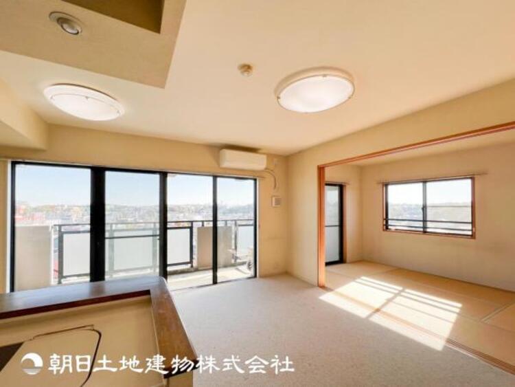 居間 【リビング】開放的で明るい空間が広がるLDK。リビングには潤沢な太陽が降り注ぎ、爽やかな住空間を演出できます