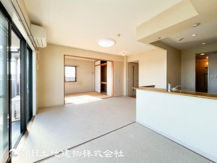 居間 【リビング】大切なご家族、招いた友人と過ごすひと時を溢れる光が優しく包み込む空間。充実した住空間は心を豊かにします。