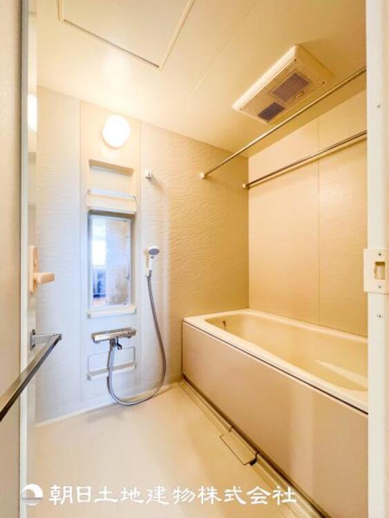 風呂 【浴室】快適な使い心地とゆとりある空間が1日の疲れを解きほぐすバスルーム。空間も浴槽もゆったりのびのび使えます