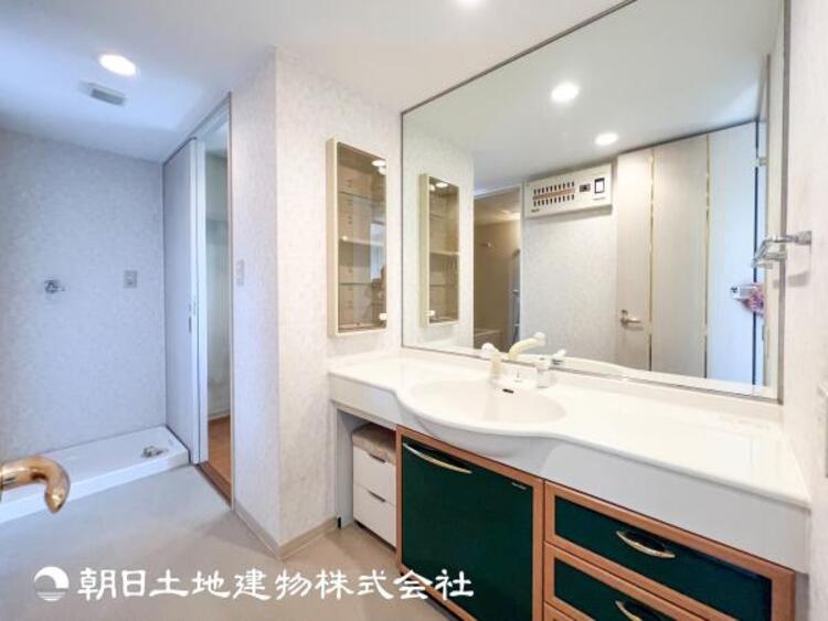洗面 【洗面化粧台】広々とした洗面台は日々の身だしなみチェックや歯磨きなど、朝の慌ただしい時間でも心に余裕とゆとりが生まれます