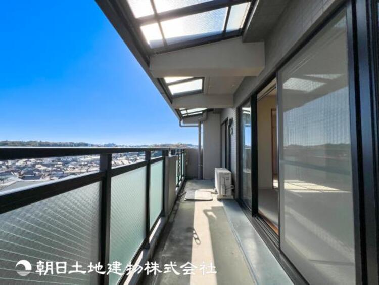 バルコニー 【バルコニー】太陽に愛された家。陽当り・通風に優れた魅力的で快適さを追求したプライベート空間です。