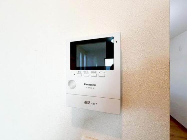 設備 【モニター付きインターホン】モニター付きインターホンで来客者の顔が見れるのでお子様の留守番時にも安心できますね。