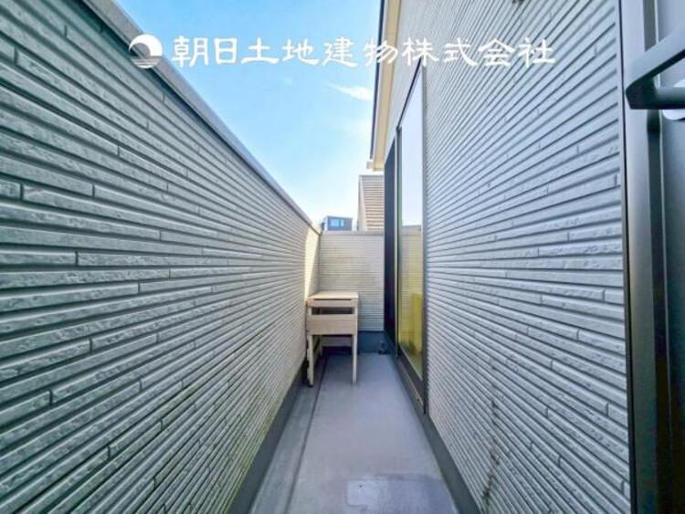 バルコニー 【バルコニー】温かい太陽を感じる事ができるのは、目の前に遮るものが無いから。彼方に広がる風景が絵画のように広がります。