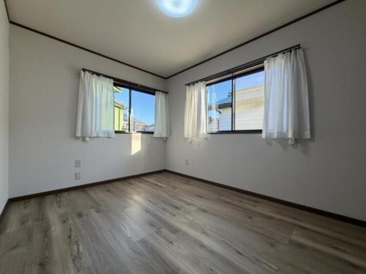 内装 ●〇採光、通風が心地よいお部屋です。お子様部屋にも、お父さんの書斎にも、どんな目的でも心地よくお使いいただけるようなデザインになっている為、家族構成の変化にも柔軟に対応できる居室となっております　〇●