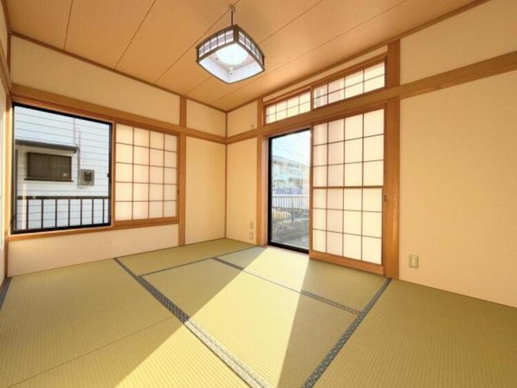 内装 ●〇伝統的な日本情緒のある、温かみと落ち着きが感じられる和室は小さなお子さんがいるご家庭でも安心です。来客時や一息つきたいときなどに利用できる用途多様な空間は今、そして将来も重宝する空間となります〇●