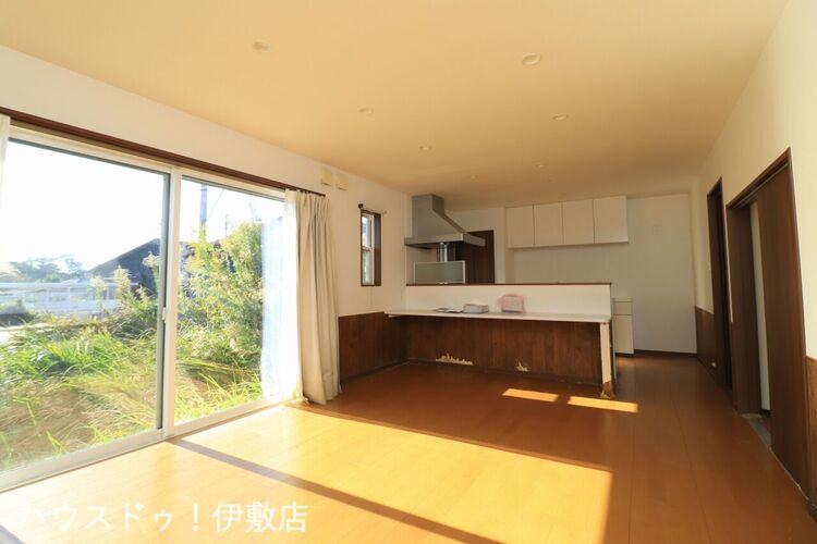 居間 【リビング】南側に大きな掃き出し窓があり、明るい室内です！※クロス張替え前の写真です。