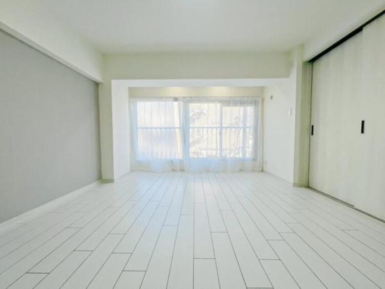 内装 自分の時間を充実させながら心豊かにできるプライベート空間！！穏やかな寛ぎを届ける仕様のゆとりある居室。個室のお部屋が欲しいという要望に応える設計で、過ごす時間が長くてもゆったり落ち着いて過ごせそう！！ 