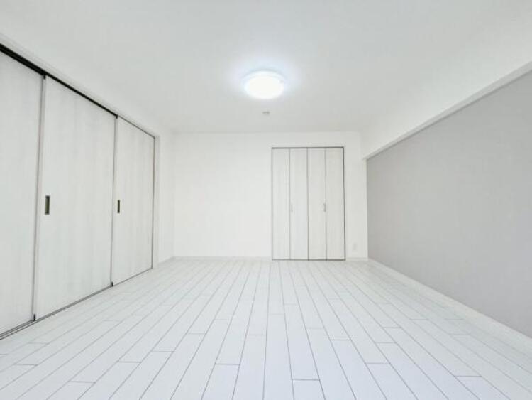 内装 採光を確保した明るい室内は風通しも良く穏やかな時が流れます！様々な生活スタイルにも対応可能な間取り。採光もアクセントの一つとして。この明るい好みの空間で読書をしたり、音楽を聞いたりと一人の時間も充実！ 