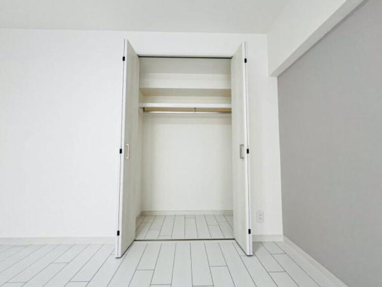 内装 陽光がたっぷりと取り込め大きな窓で広々と安らげる快適空間です窓からの眺めは気持ち良い解放感ある光景！おだやかな寛ぎを届けるお部屋で、趣味などの時間も充実した時間をアイデアや工夫次第で過ごせそうですね！ 