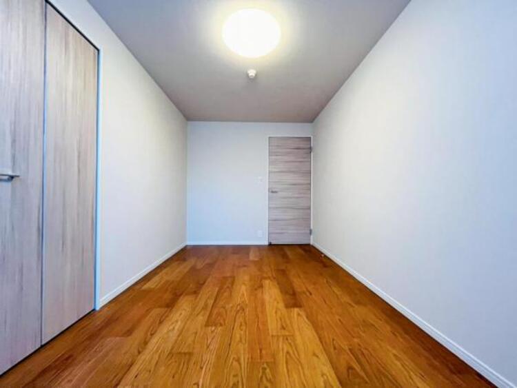 内装 採光を確保した明るい室内は風通しも良く穏やかな時が流れます！様々な生活スタイルにも対応可能な間取り。採光もアクセントの一つとして。この明るい好みの空間で読書をしたり、音楽を聞いたりと一人の時間も充実！