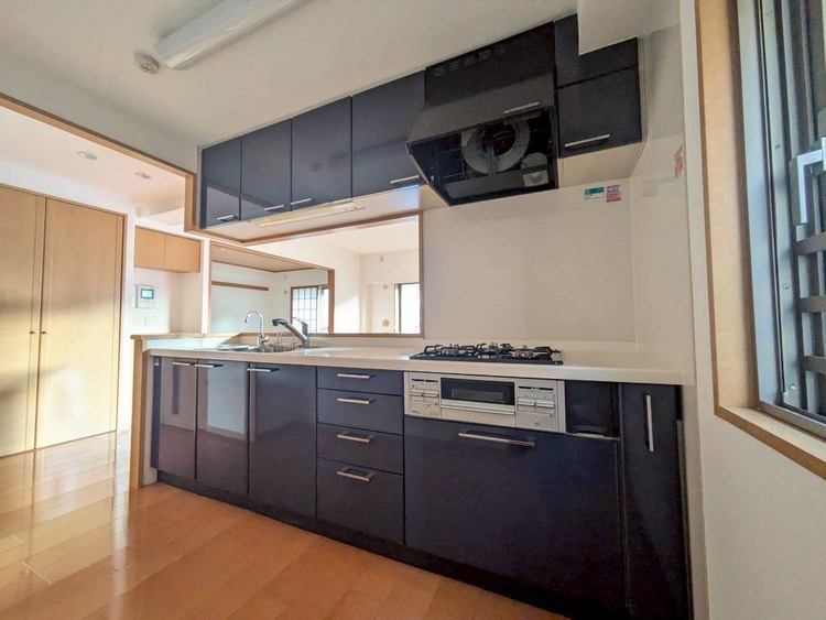 キッチン スマートな意匠と充実の機能を備えたキッチンが、暮らしにおいしい彩りを添えます。