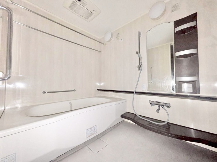 風呂 一日の疲れを癒すバスルームは、心地よいリラックスを叶える清潔感溢れる空間です。