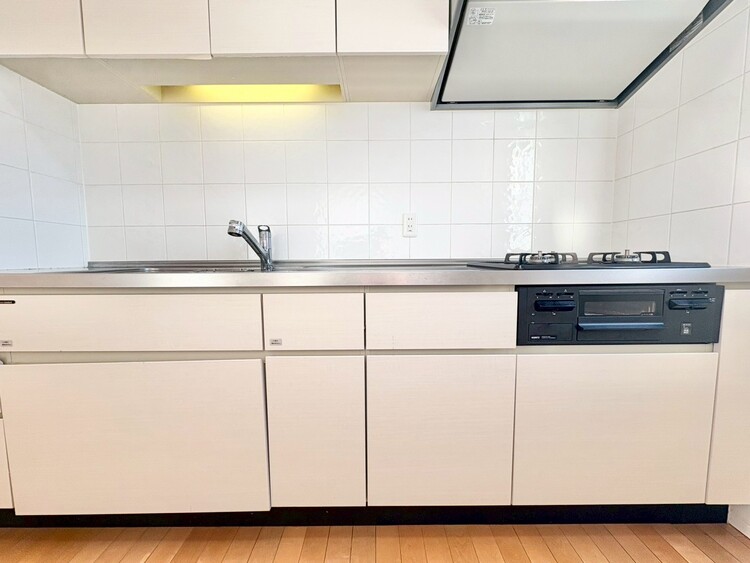 キッチン スマートな意匠と充実の機能を備えたキッチンが、暮らしにおいしい彩りを添えます。