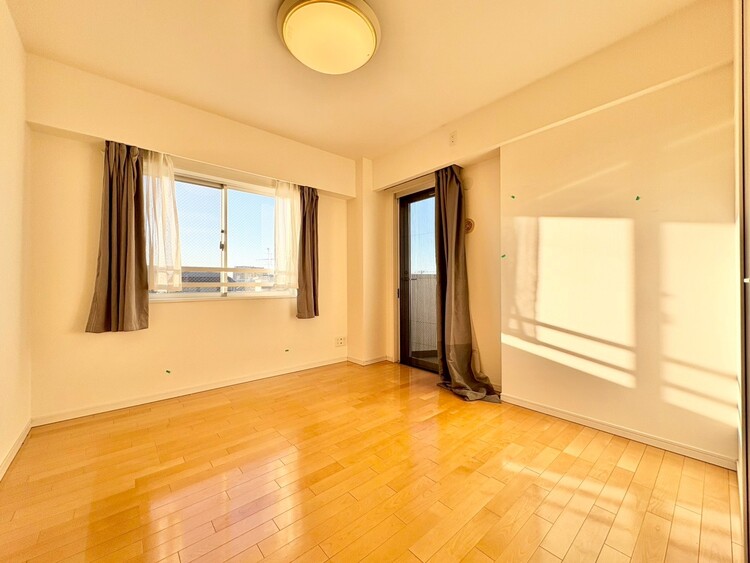 寝室 ベッドも十分に設置するスペースがあります。