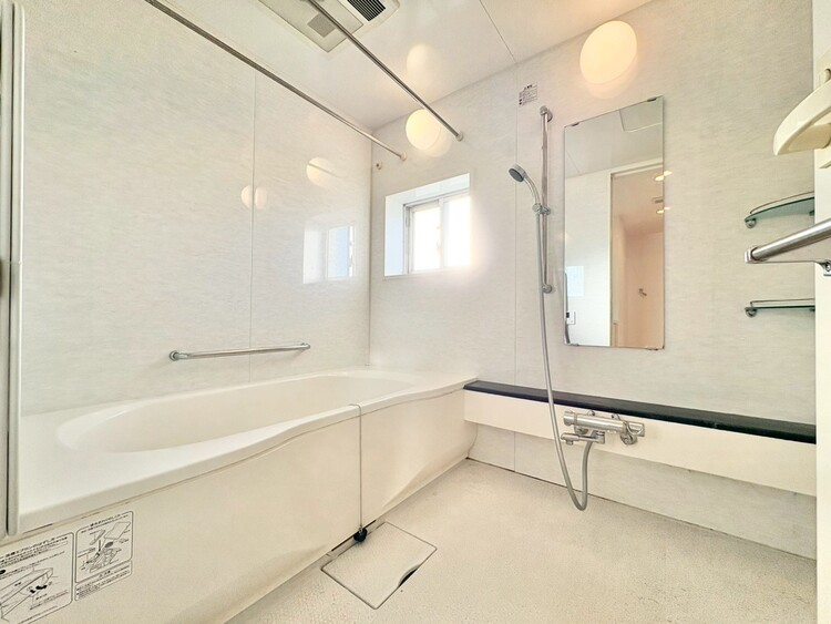 風呂 一日の疲れを癒すバスルームは、心地よいリラックスを叶える清潔感溢れる空間です。