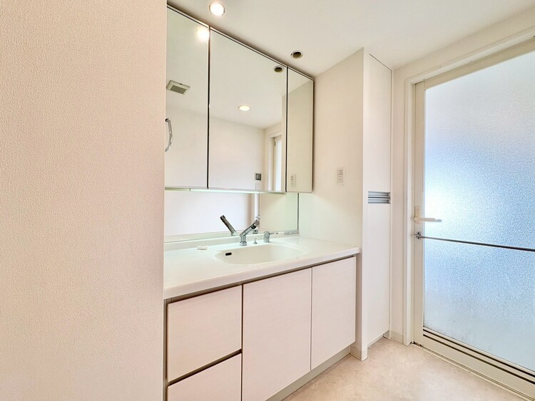 洗面 何かと物が増える場所だからこそ、スッキリと見映えの良い空間に。