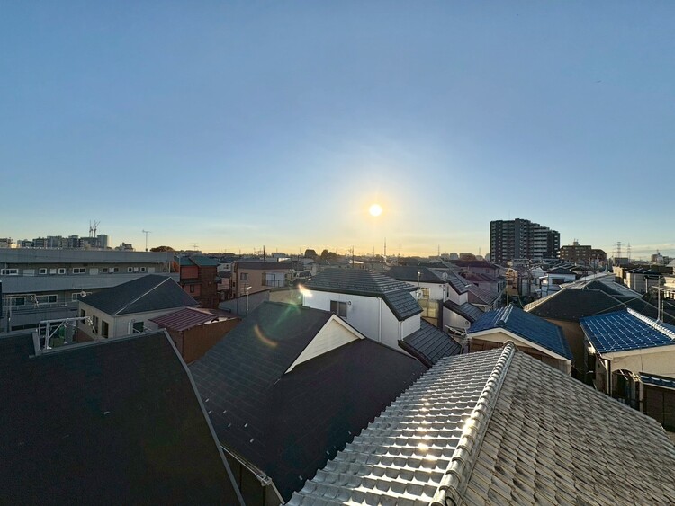 バルコニー 窓を開けると広がる青空。心をリフレッシュして日々を過ごしていきましょう。