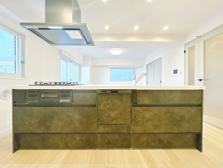 キッチン スマートな意匠と充実の機能を備えたキッチンが、暮らしにおいしい彩りを添えます。