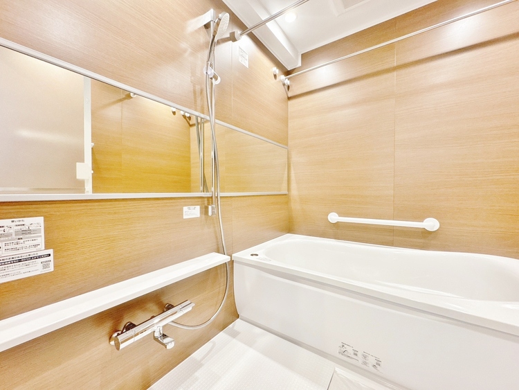 風呂 一日の疲れを癒すバスルームは、心地よいリラックスを叶える清潔感溢れる空間です。