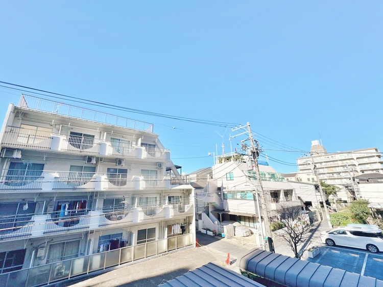 バルコニー 窓を開けると広がる青空。心をリフレッシュして日々を過ごしていきましょう。