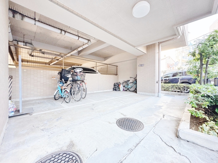 設備 整理整頓された駐輪場で、管理体制の良好さがうかがえます。