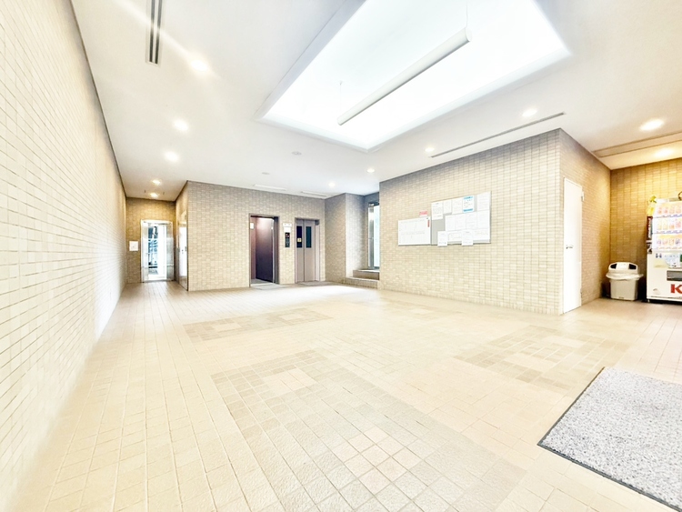 エントランス エントランス内部は、管理が行き届き清潔な共有スペースとなっています。