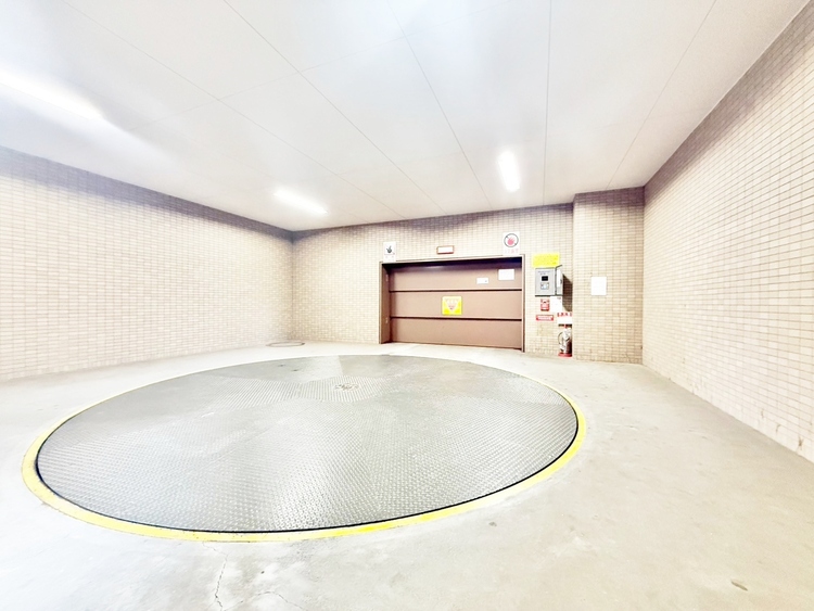 駐車場 本物件の駐車スペースです。車種制限のある場合もございますので、お気軽にお問い合わせくださいませ。