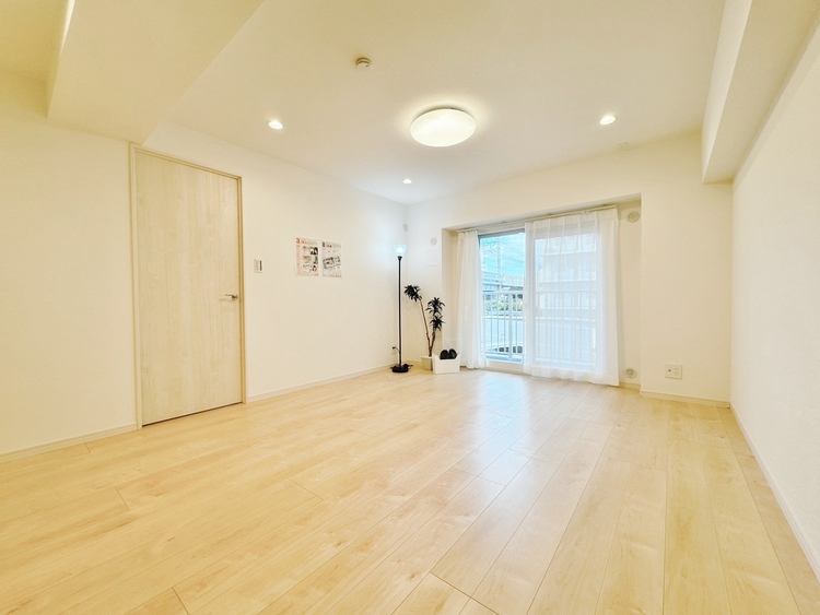 居間 忙しく過ぎゆく日常を置き去るほど、ゆったりした時間が流れるリビング。