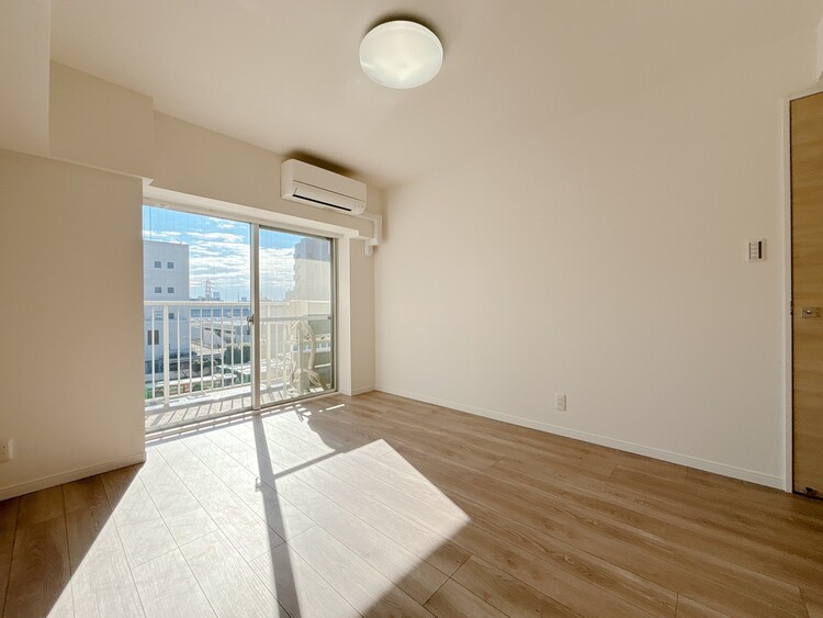 寝室 ベッドも十分に設置するスペースがあります。