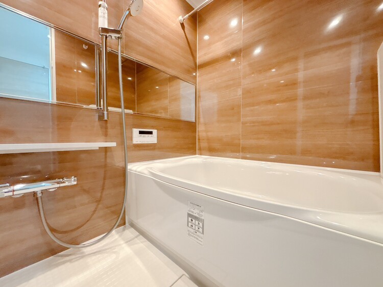 風呂 一日の疲れを癒すバスルームは、心地よいリラックスを叶える清潔感溢れる空間です。