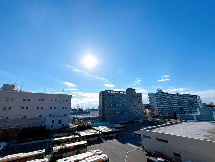 バルコニー 窓を開けると広がる青空。心をリフレッシュして日々を過ごしていきましょう。