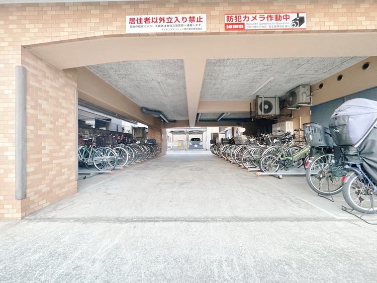 設備 整理整頓された駐輪場で、管理体制の良好さがうかがえます。