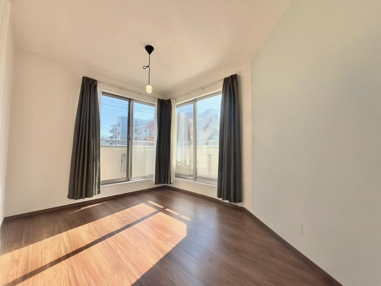 居間 居心地の良い空気感は、暮らしのステージを彩り、心からのやすらぎと満足感を与えてくれます。