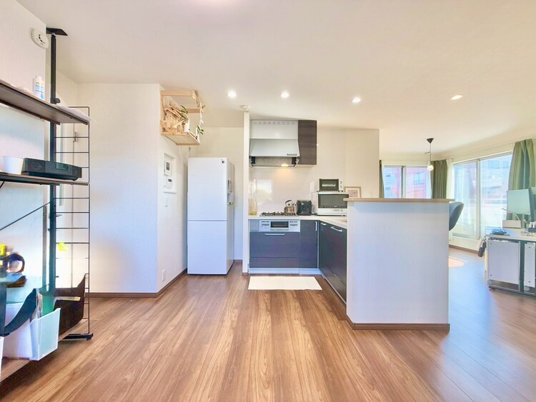 居間 飾り過ぎないシンプルな内装と偏り過ぎないデザインで統一しました。