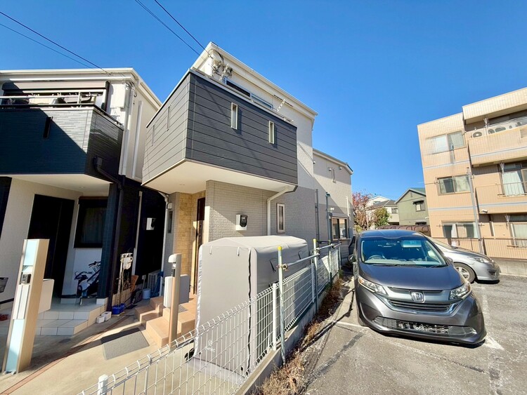 外観 近隣との視線を考え、街全体で調整される窓位置。住まうご家族の心地よさを最優先しました。