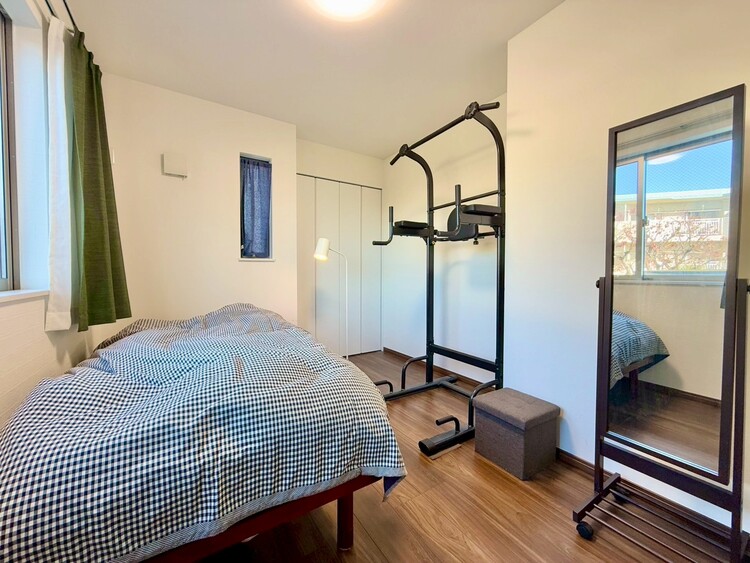 寝室 ベッドも十分に設置するスペースがあります。