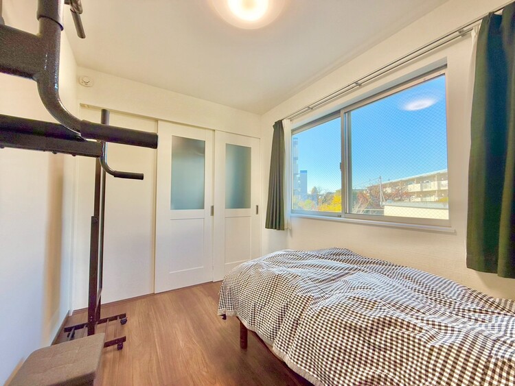 寝室 ゆとりを感じさせる広さの主寝室は、心身を静かに満たすシックな趣き。