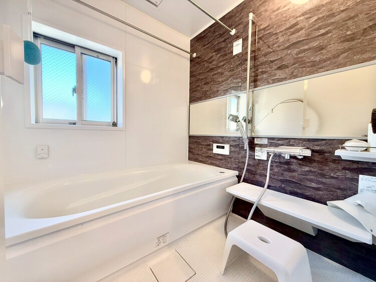 風呂 一日の疲れを癒すバスルームは、心地よいリラックスを叶える清潔感溢れる空間です。