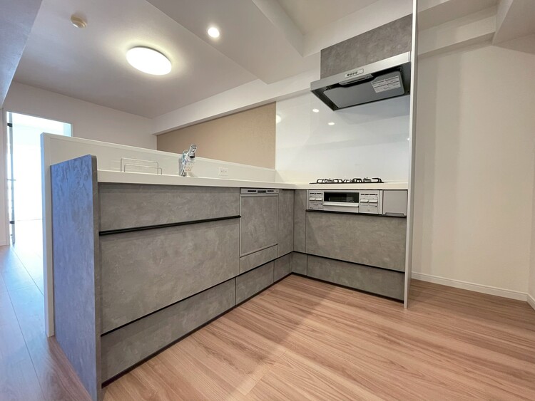 キッチン スマートな意匠と充実の機能を備えたキッチンが、暮らしにおいしい彩りを添えます。