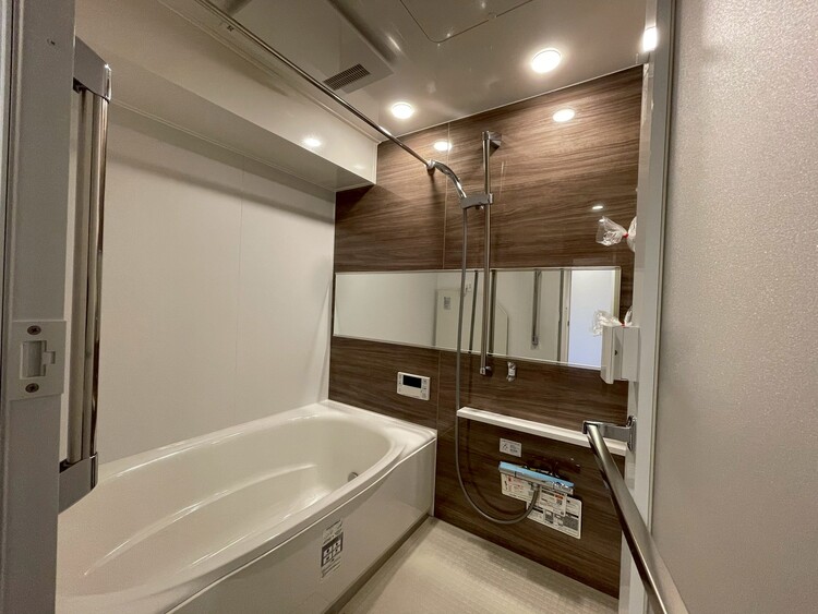 風呂 一日の疲れを癒すバスルームは、心地よいリラックスを叶える清潔感溢れる空間です。