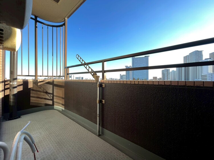 バルコニー 暮らしの中で、光と風を演出してくれるバルコニー。