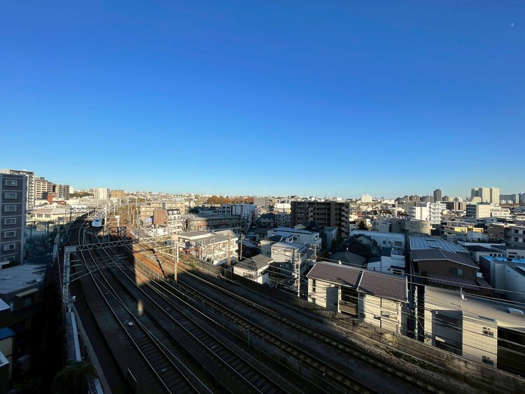 バルコニー 窓を開けると広がる青空。心をリフレッシュして日々を過ごしていきましょう。