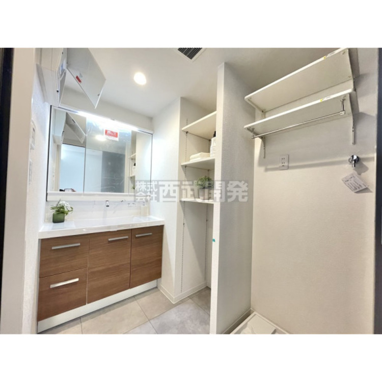 洗面 収納力と機能性に優れた三面鏡洗面化粧台です。鏡の裏は収納スペースになっていますので、すっきり清潔に保てます。