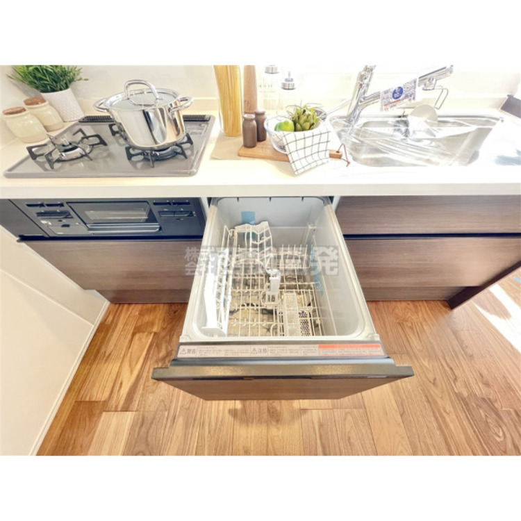 設備 食器洗浄機を標準搭載。あらいものは毎日のこと、あれば何かと便利な設備です。