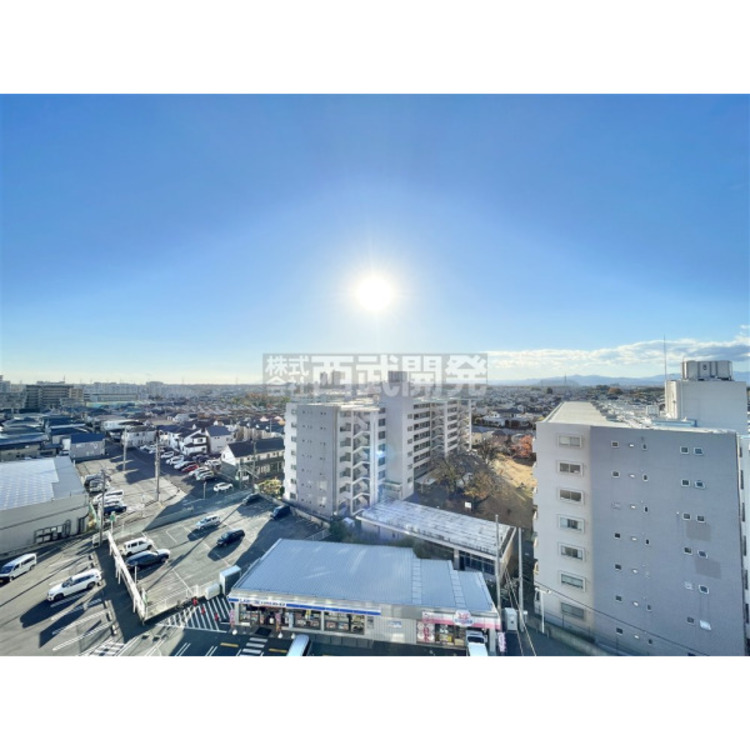 その他 バルコニーからの眺望は、近隣に高い建物がなく心地よい日差しが差し込みます。