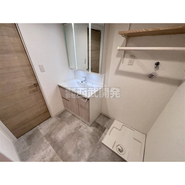 洗面 収納力と機能性に優れた三面鏡洗面化粧台です。鏡の裏は収納スペースになっていますので、すっきり清潔に保てます。