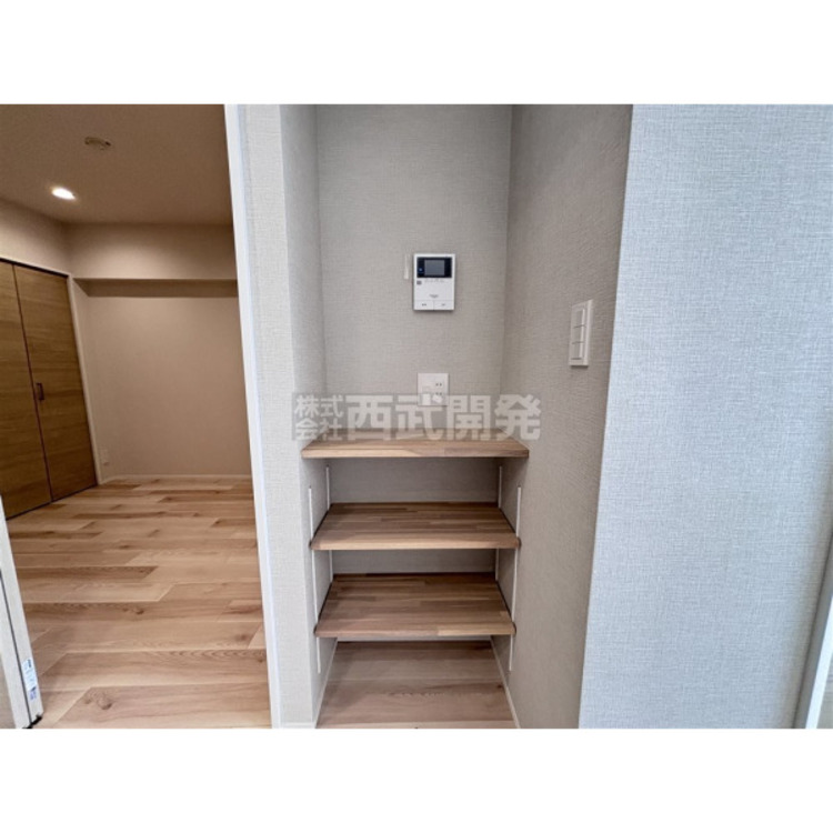 収納 リビングにはスペースを活用した収納棚があります。